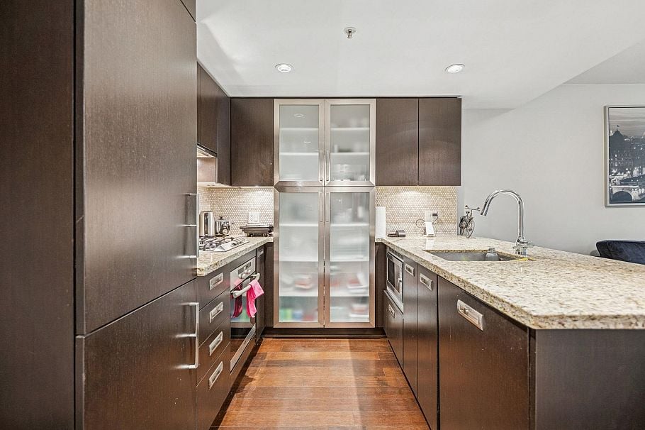 301 1055 Richards Street Vancouver, BC - 3
