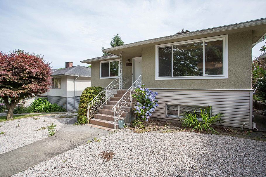 2536 E 29th Avenue Vancouver, BC - 3