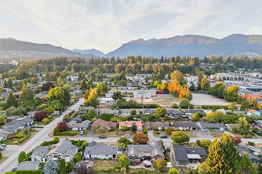 1283 Pinewood Crescent North Vancouver, BC - 35