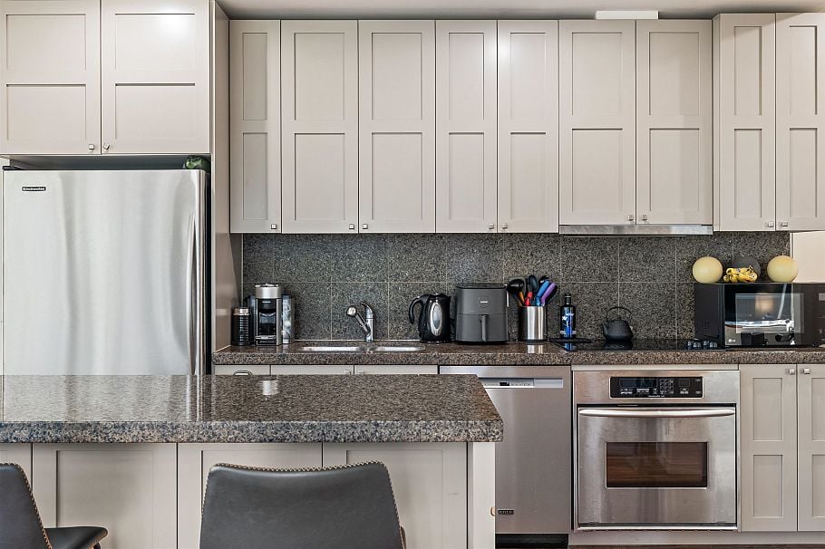 609 1333 West Georgia Street Vancouver, BC - 1