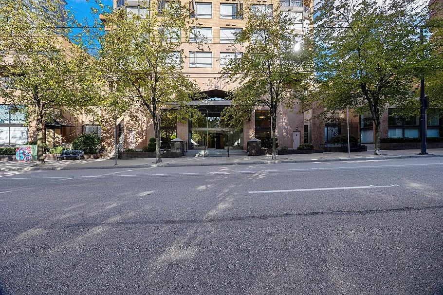 907 1189 Howe Street Vancouver, BC - 4