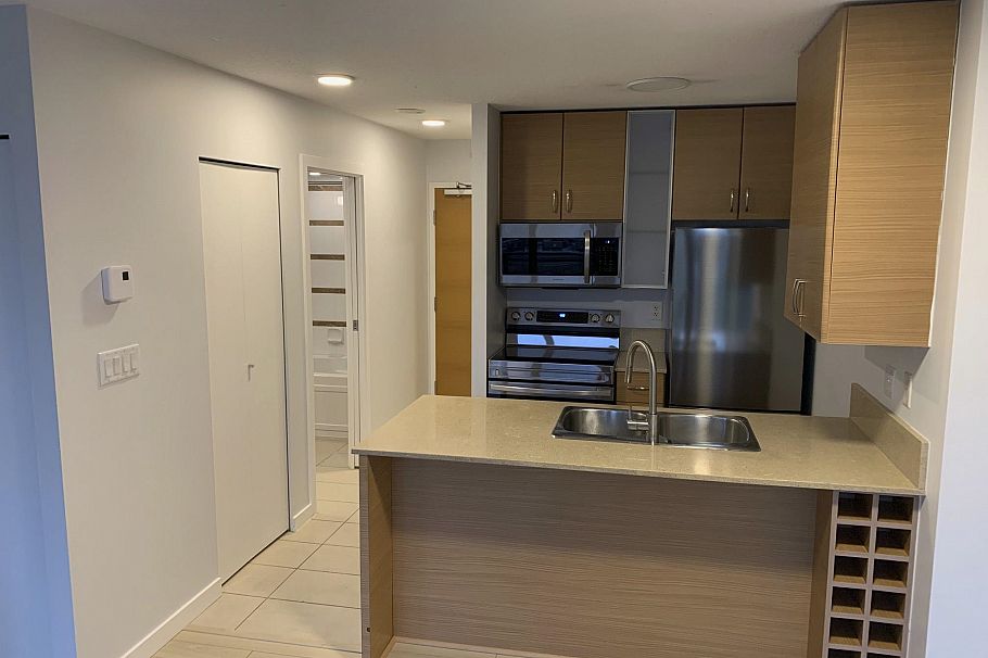 908 909 Mainland Street Vancouver, BC - 2