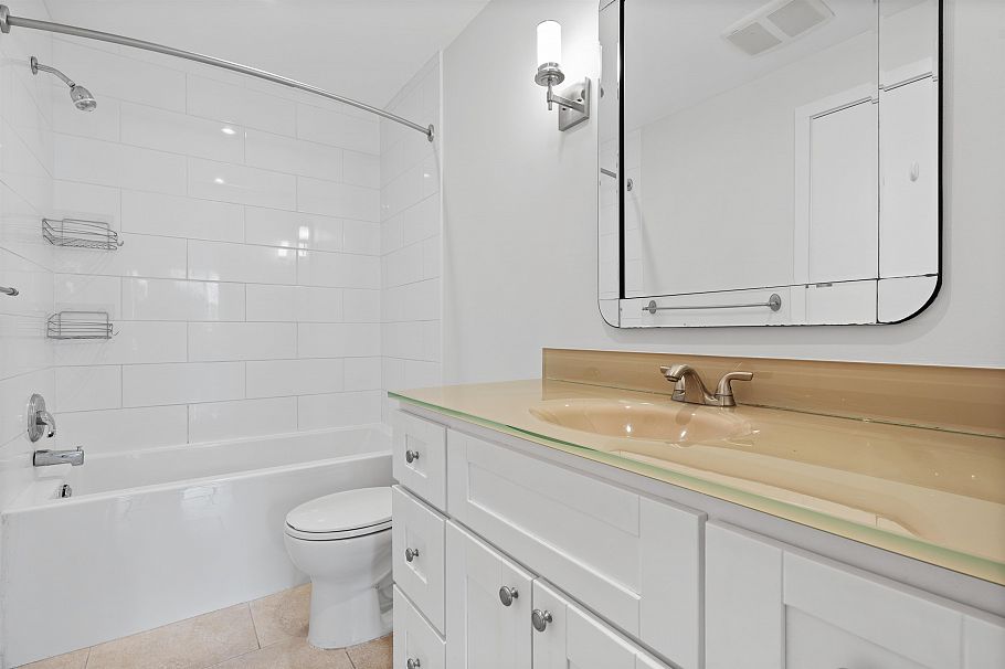 3 1355 W 4th Avenue Vancouver, BC - 11