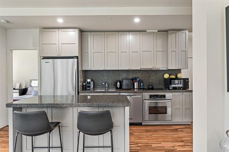 609 1333 West Georgia Street Vancouver, BC - 2