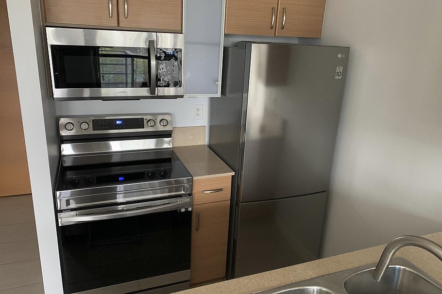 908 909 Mainland Street Vancouver, BC - 3