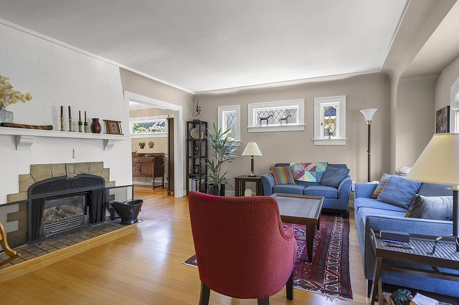 4234 W 9th Avenue Vancouver, BC - 5