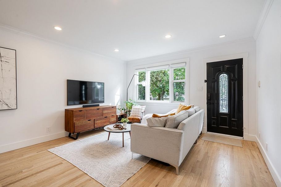 1617 E 36th Avenue Vancouver, BC - 2