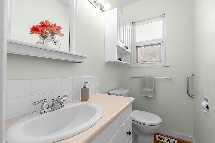 646 E Windsor Road North Vancouver, BC - 9