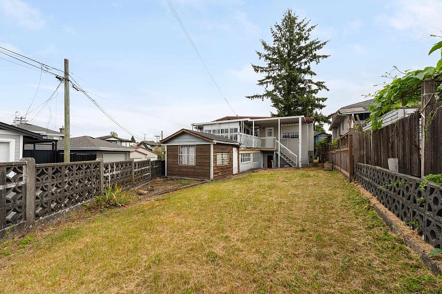 4561 Manor Street Vancouver, BC - 33
