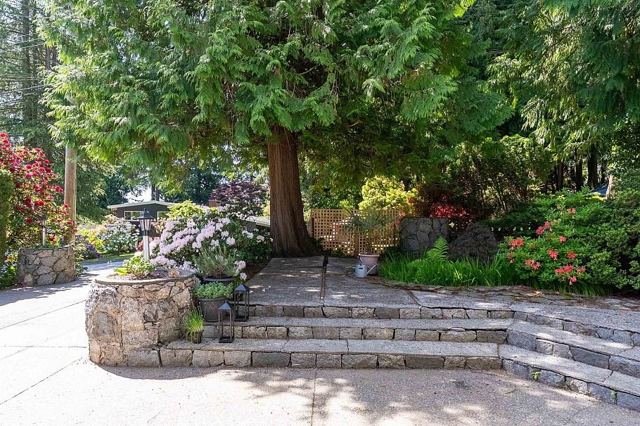 646 E Windsor Road North Vancouver, BC - 2
