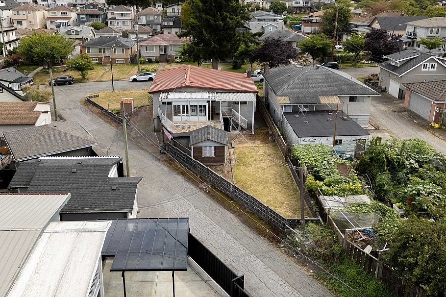 4561 Manor Street Vancouver, BC - 35