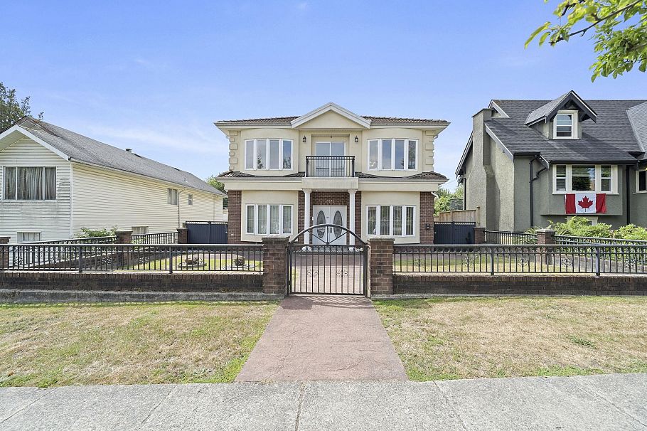 2772 Triumph Street Vancouver, BC - 2