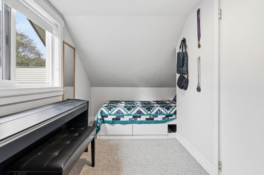 272 E Osborne Road North Vancouver, BC - 26
