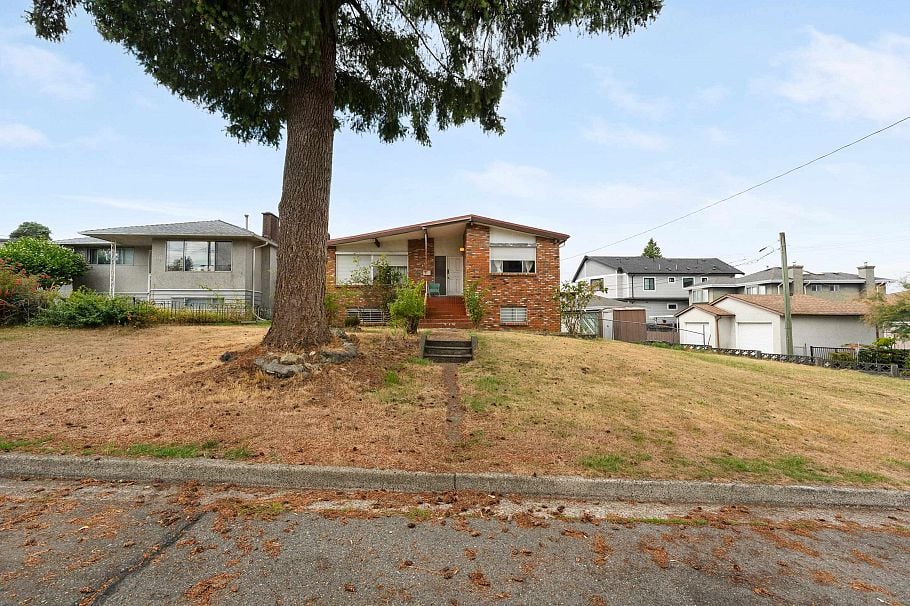4561 Manor Street Vancouver, BC - 1