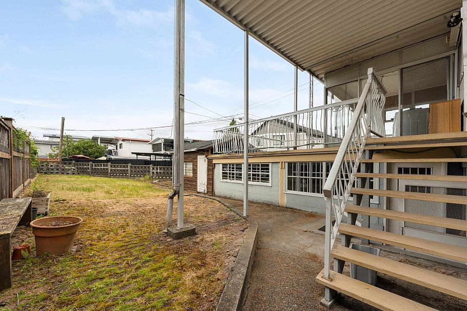 4561 Manor Street Vancouver, BC - 32