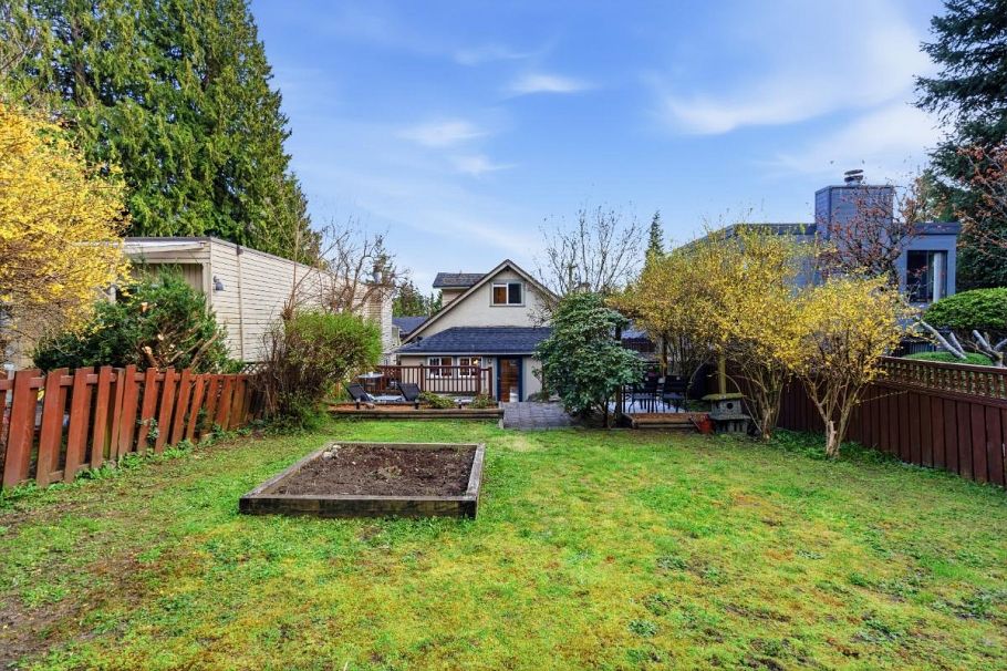 272 E Osborne Road North Vancouver, BC - 16