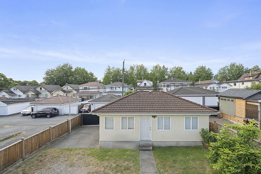 2772 Triumph Street Vancouver, BC - 18