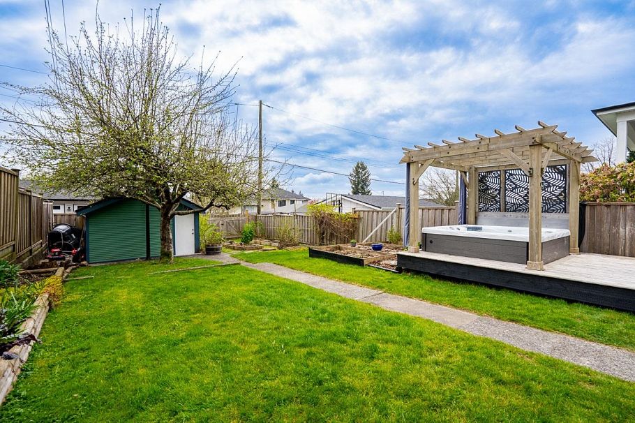457 E 11th Street North Vancouver, BC - 37