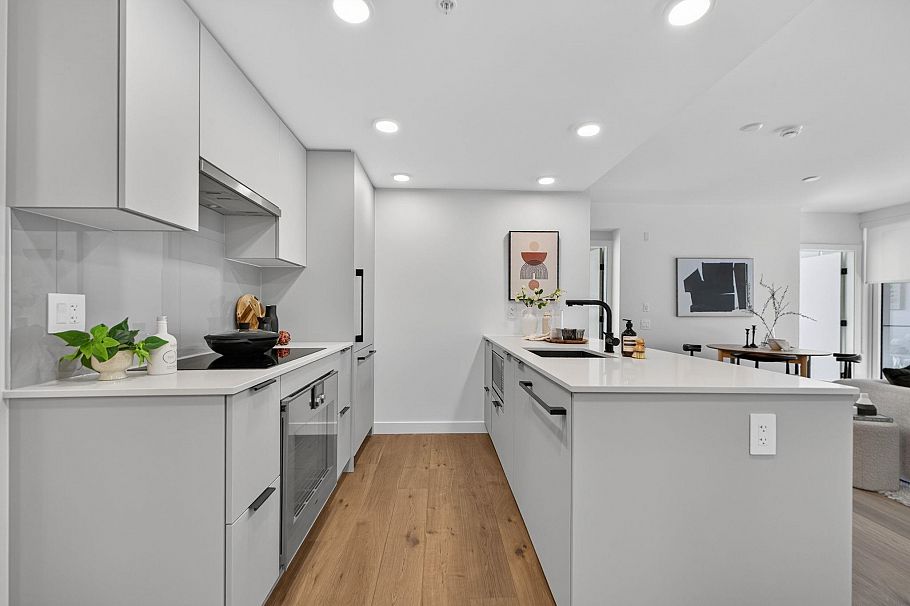 202 8030 Oak Street Vancouver, BC - 2
