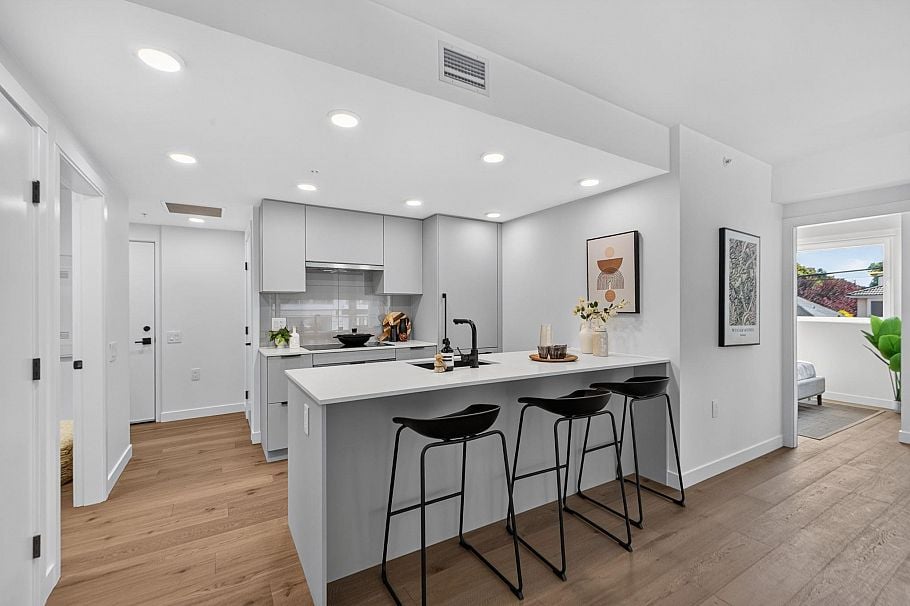 202 8030 Oak Street Vancouver, BC - 4