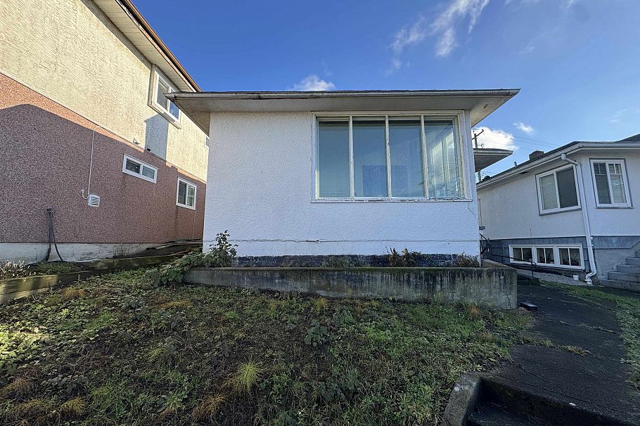 7654 Fraser Street Vancouver, BC - 1