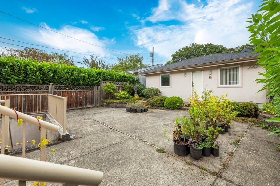 3262 W 12th Avenue Vancouver, BC - 37