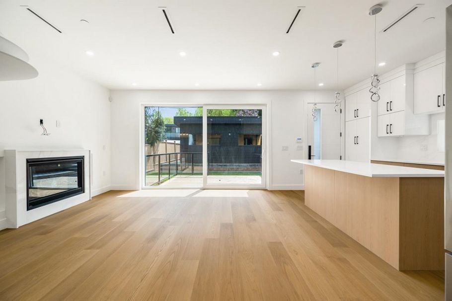 2 950 W 17th Avenue Vancouver, BC - 3