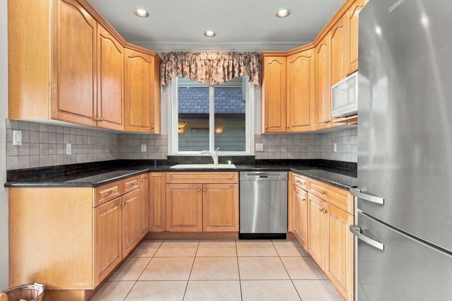 3262 W 12th Avenue Vancouver, BC - 10
