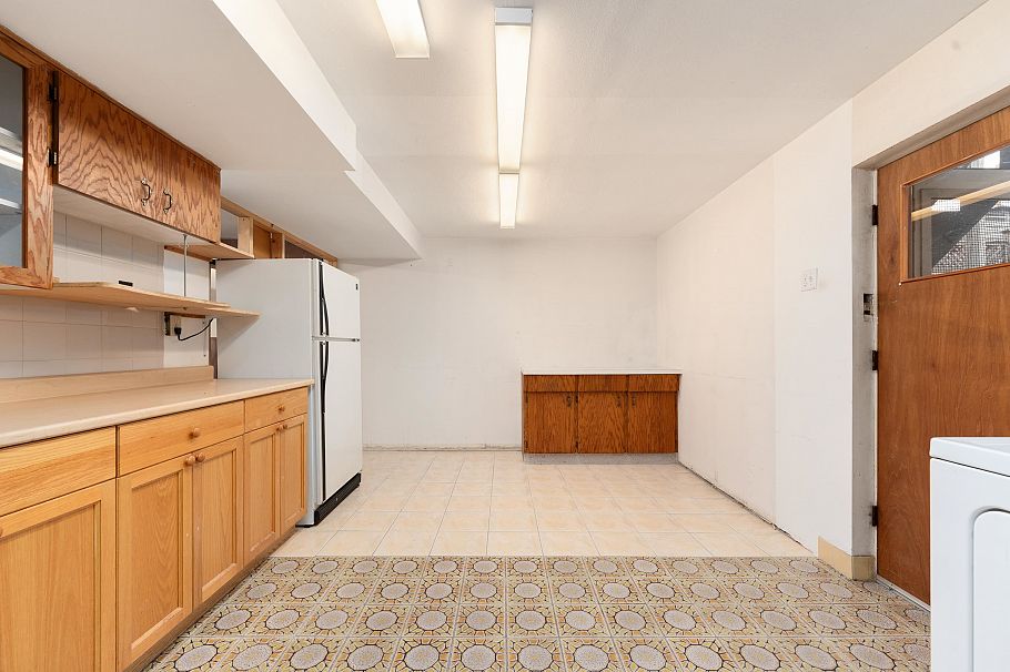 4561 Manor Street Vancouver, BC - 25