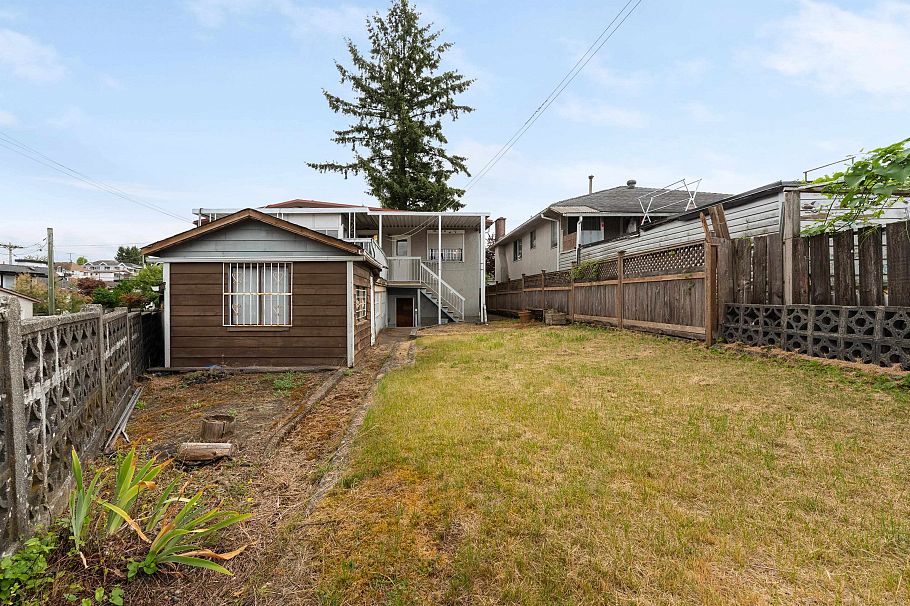 4561 Manor Street Vancouver, BC - 34