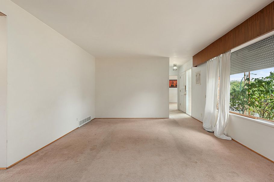 4561 Manor Street Vancouver, BC - 4