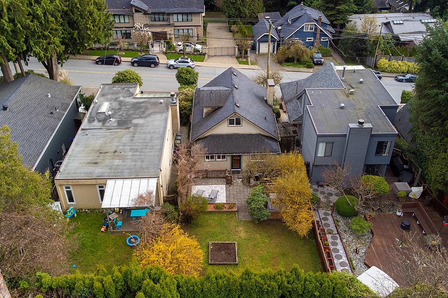 272 E Osborne Road North Vancouver, BC - 32