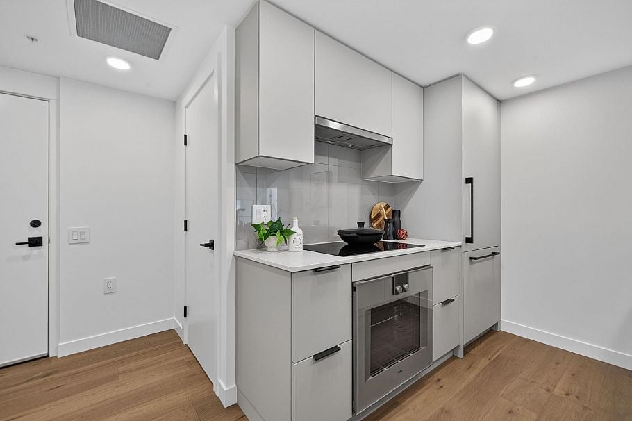 202 8030 Oak Street Vancouver, BC - 3