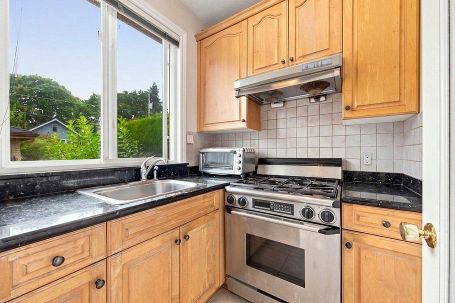 3262 W 12th Avenue Vancouver, BC - 13