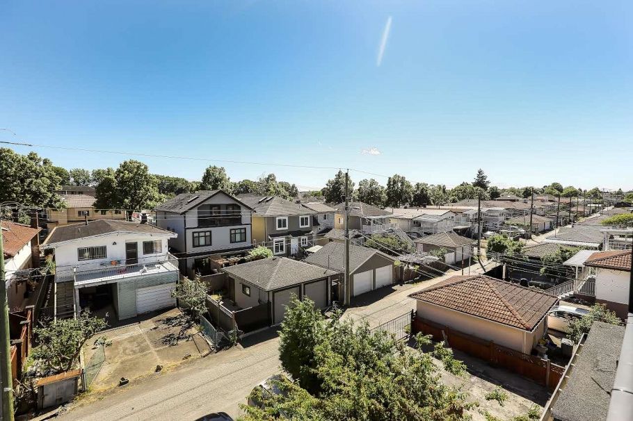 2288 E 33rd Avenue Vancouver, BC - 35