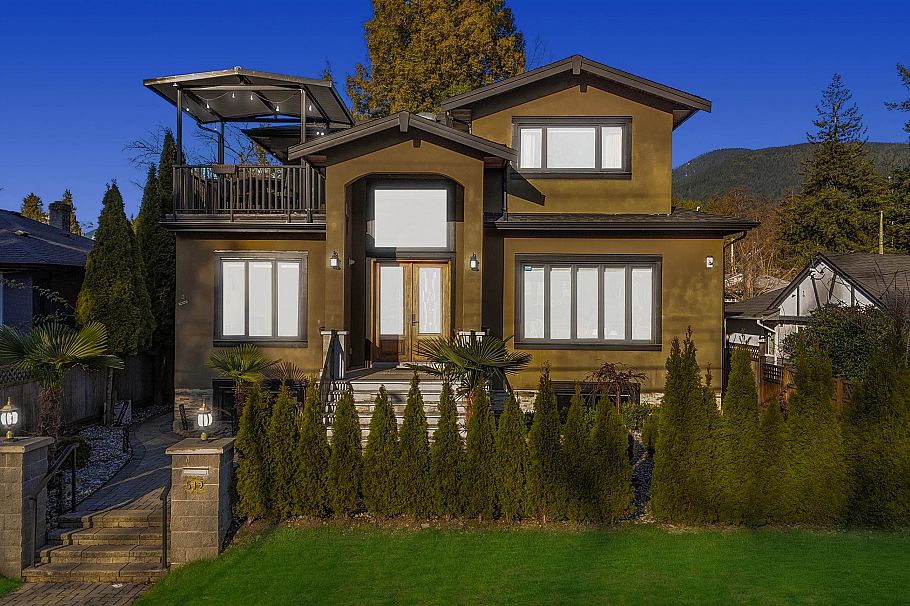 512 W 23rd Street North Vancouver, BC - 1