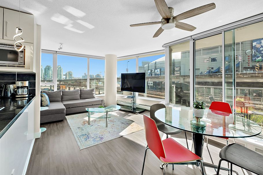 305 689 Abbott Street Vancouver, BC - 2