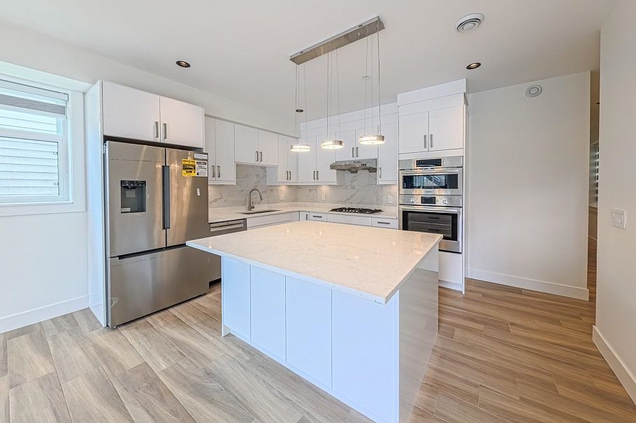 3 745 E 30 Avenue Vancouver, BC - 1