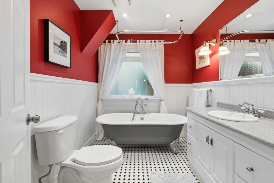 272 E Osborne Road North Vancouver, BC - 11