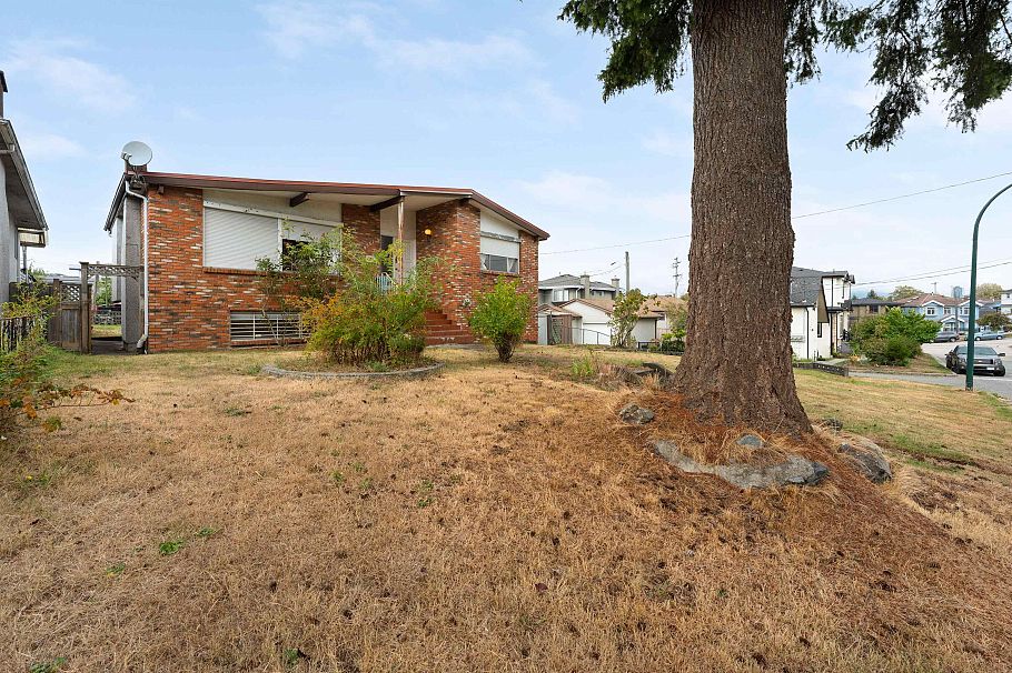 4561 Manor Street Vancouver, BC - 2