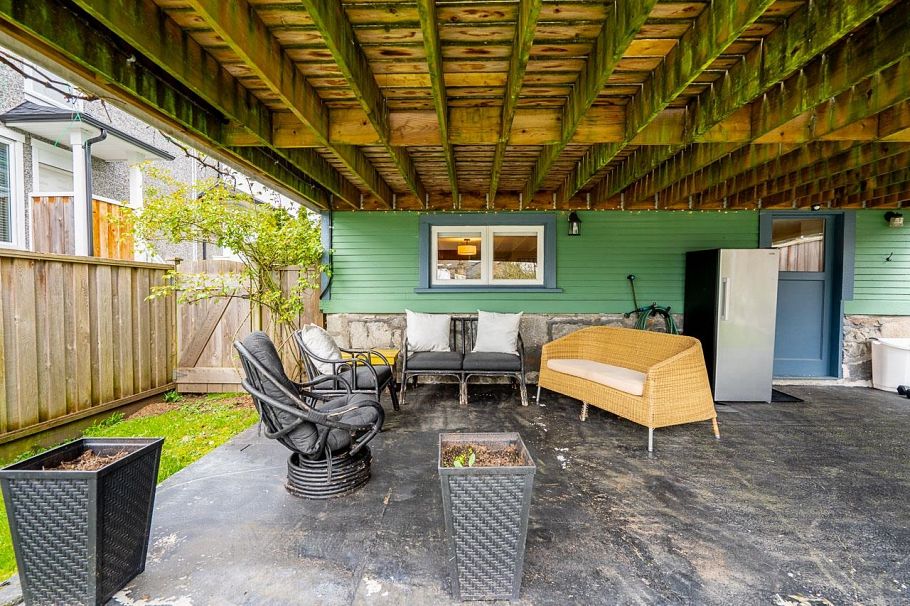 457 E 11th Street North Vancouver, BC - 36