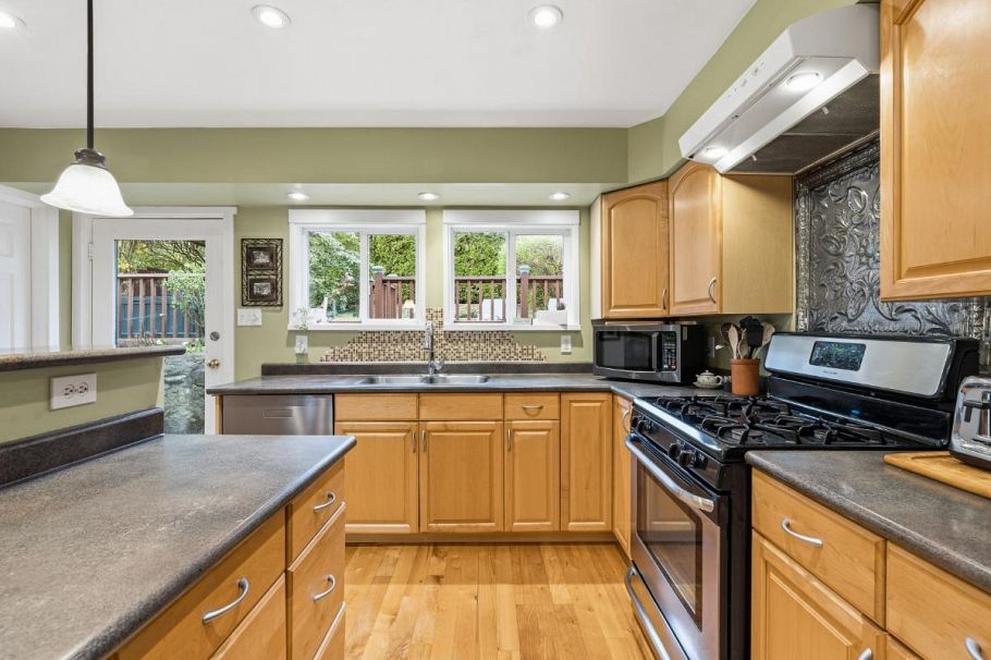 272 E Osborne Road North Vancouver, BC - 9