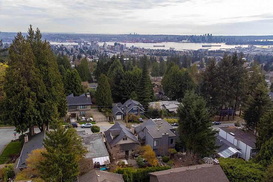 272 E Osborne Road North Vancouver, BC - 31