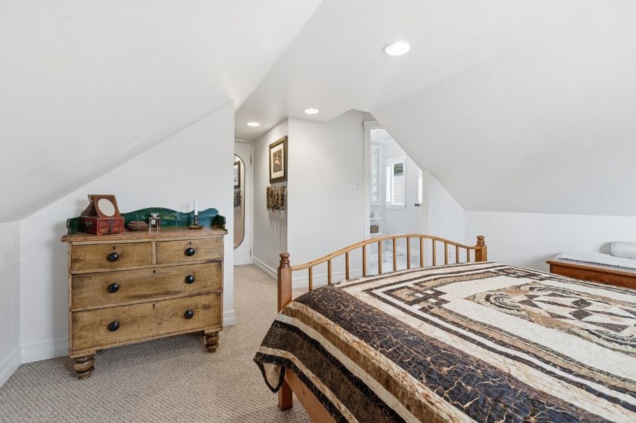 272 E Osborne Road North Vancouver, BC - 25