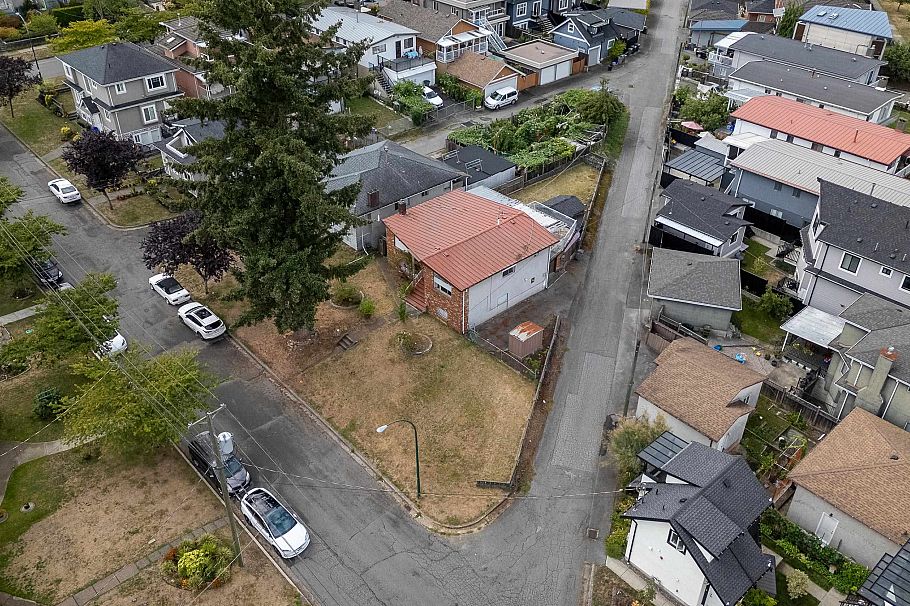 4561 Manor Street Vancouver, BC - 37
