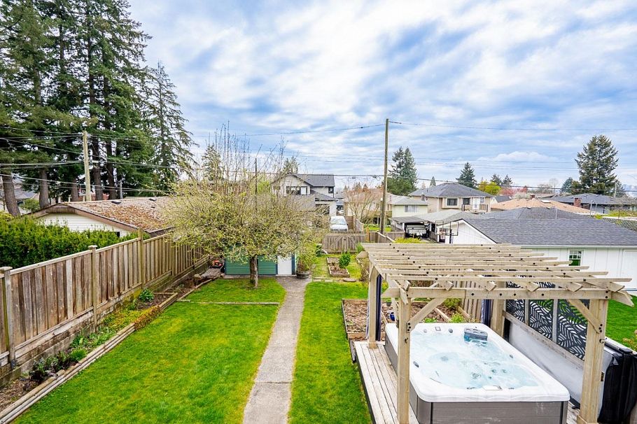 457 E 11th Street North Vancouver, BC - 35