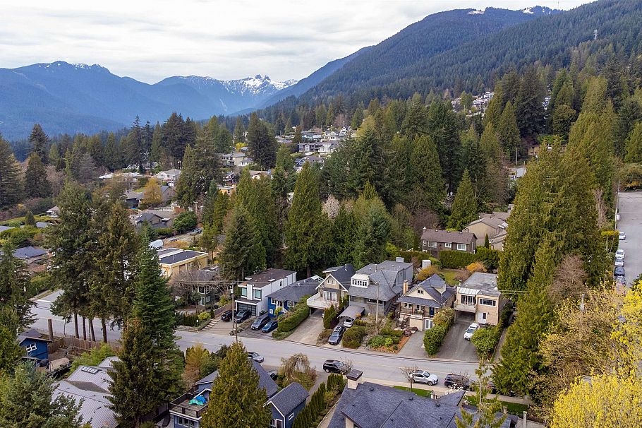 272 E Osborne Road North Vancouver, BC - 30