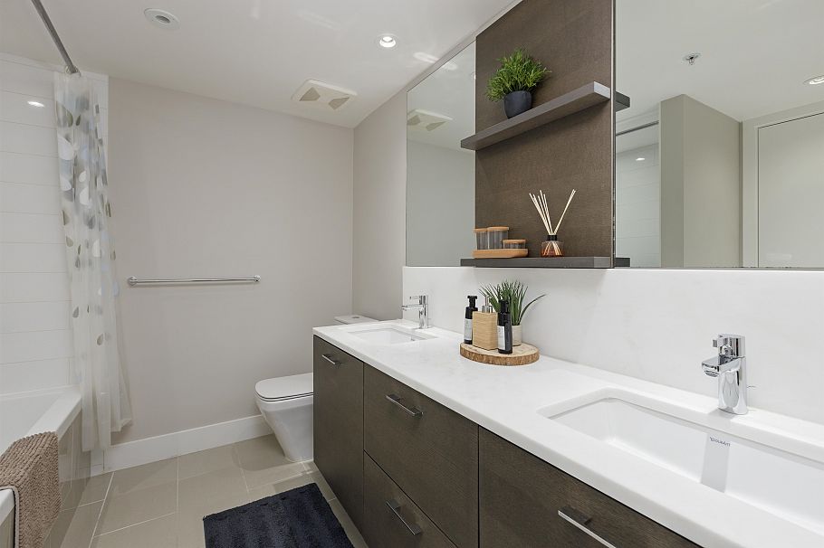 7476 Granville Street Vancouver, BC - 13