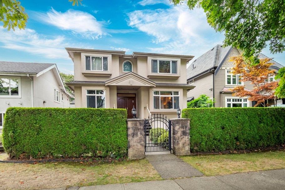 3262 W 12th Avenue Vancouver, BC - 4