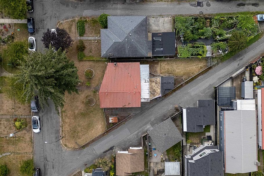 4561 Manor Street Vancouver, BC - 36